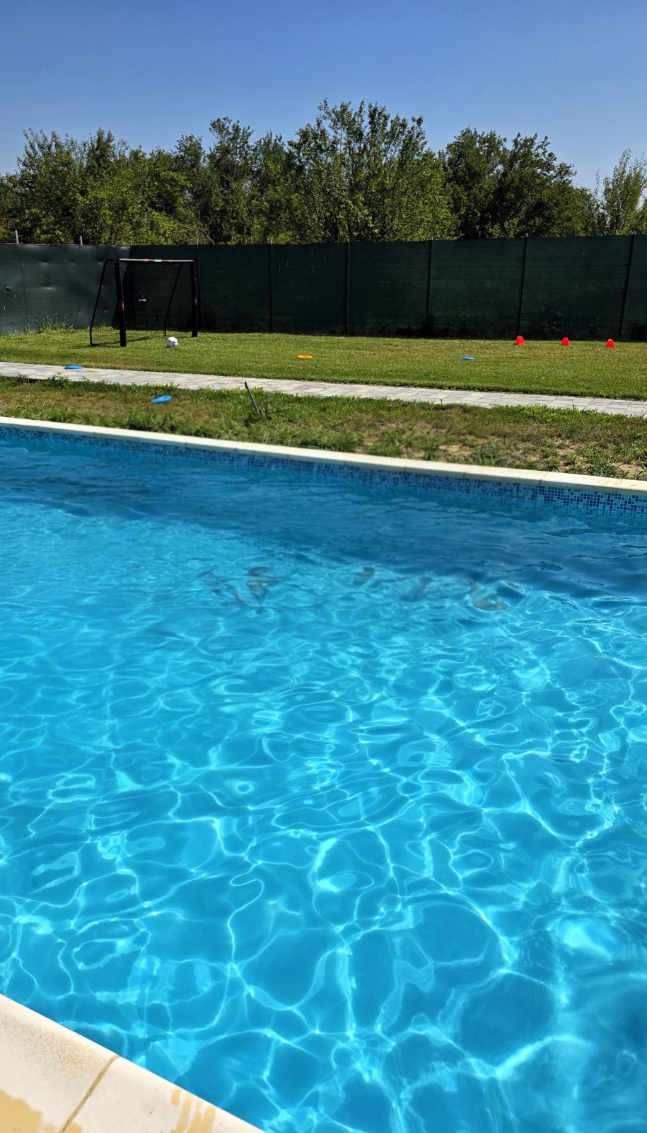 piscina, văzută de pe terasă